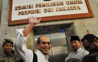 Pasangan dari jalur non partai Faisal Basri-Biem Benjamin saat mendaftar ke KPUD. Keduanya menyatakan tidak gentar pesaing yang memiliki mesin politik dari elite hingga paling bawah.