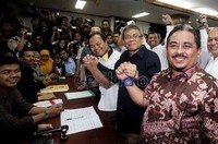 Keduanya mendaftar pukul 22.30 WIB, atau 90 menit sebelum pendaftaran ditutup.