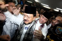 Incumbent Fauzi Bowo tidak menyerah dikeroyok 5 pasangan lain. Bersama Nachrowi Ramli, ia akan mempertahankan kursi gubernurnya.