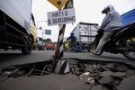 Jembatan Amblas, Jalan Teluk Gong Berlubang