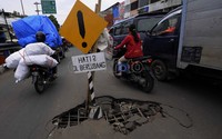Kondisi ini sangat membahayakan pengguna jalan terutama di malam hari.