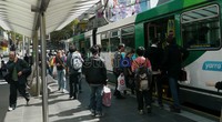 Pemandangan seperti ini lazim ditemukan di kota Melbourne saat orang-orang menaiki trem yang memang jadi salah satu transportasi andalan.