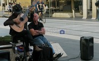 Seperti layaknya di Jakarta, musisi jalanan pun banyak ditemui di sudut-sudut kota Melbourne.