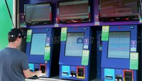 Bagi Anda yang ingin mengadu nasib di arena judi, di arena festival disediakan fasilitas mesin judi online. Tinggal pilih ingin sepakbola, F1, Football, Rugby atau pacuan kuda.