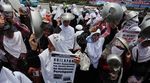 Ibu-ibu Bawa Penggorengan Tolak BBM Naik