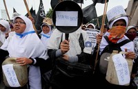 Dalam aksinya, mereka membawa wajan, penggorengan hingga jerigen minyak.