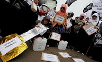 Mereka menilai kenaikan harga BBM, akan semakin membuat ekonomi rakyat menghimpit.