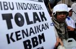 Ibu-ibu Bawa Penggorengan Tolak BBM Naik