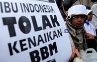 Mereka juga membawa berbagai poster salah satunya bertuliskan Ibu Indonesia tolak kenaikan BBM