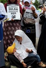 Ibu-ibu Bawa Penggorengan Tolak BBM Naik