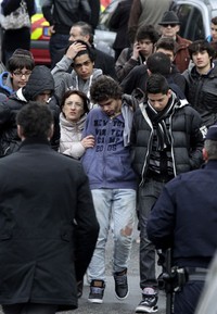 Para siswa lainnya dievakuasi. Reuters/Jean-Philippe Arles.