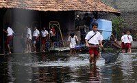 Para siswa pun tidak lagi memakai sepatu ketika di sekolah.