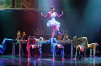 Sesuai dengan tajuknya, misi tersembunyi dari pertunjukan EKI tersebut berkaitan dengan batik. Tak heran jika dari segi cerita hingga ornamen dan properti pertujukan pun menggunakan batik. Gus Mun/detikcom.