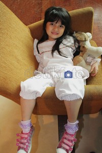 Afiqah meminta agar dirinya difoto di atas sebuah sofa.