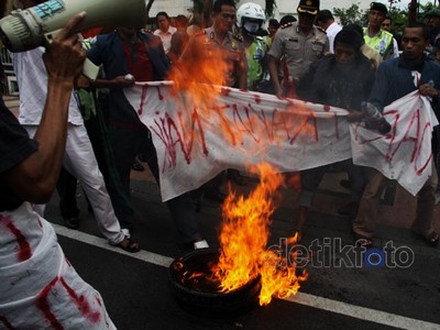 Demo Tolak Kenaikan BBM Ricuh