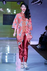 Iwan Tirta Love in Spring.. Plaza Indonesia Fashion Week SS 2012. Plaza Indonesia. Jakarta. [Foto: Mohammad Abduh/Wolipop]