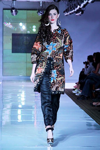 Iwan Tirta Love in Spring.. Plaza Indonesia Fashion Week SS 2012. Plaza Indonesia. Jakarta. [Foto: Mohammad Abduh/Wolipop]