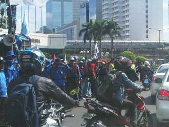 200 Buruh Demo di HI, Dukuh Atas ke Thamrin Macet