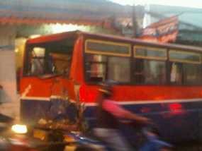 Imbas Kecelakaan Metro Mini, Pejaten Arah Mampang Macet Parah