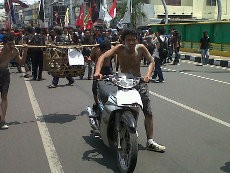Tolak Kenaikan Harga BBM, Mahasiswa Medan Demo Bawa Motor Mogok