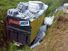 Truk Alamat Palsu Terperosok Jadi Bahan Candaan di Facebook
