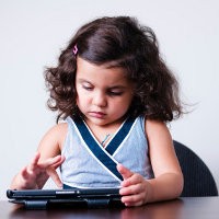 Anak Jadi Antisosial Jika Gunakan Smartphone Sejak Dini