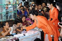 Ibu Ani berdialog dengan penyandang disabilitas yang mengikuti pameran peringatan HUT ke-32 Dewan Kerajinan Nasional. (Setpres).