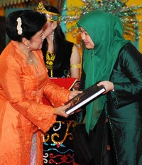 Puncak peringatan HUT ke-32 Dekranas ditandai dengan peluncuran buku Permata Tersembunyi dari Kalimantan Timur. Buku tersebut diserahkan kepada Ketua Dekranasda Provinsi Aceh dan Papua.