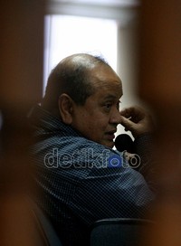 Emir Moeis mendengarkan pertanyaan yang disampaikan kuasa hukum Nunun. Ramses/detikcom.