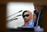 Nunun menyimak keterangan yang disampaikan oleh Emir Moeis. Ramses/detikcom.