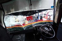 Kaca depan Metro Mini 75 bernopol B 7375 GA pecah.