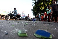 Batu-batu yang digunakan warga untuk melempari Metro Mini 75 berserakan di tengah jalan.