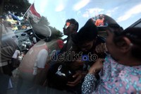 Polisi mengamankan sopir dan kondektur Metro Mini yang terlibat kecelakaan.