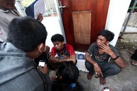 Sopir dan kondektur Metro Mini 75 tersebut babak belur di hajar oleh warga yang kesal dengan ulah meraka.
