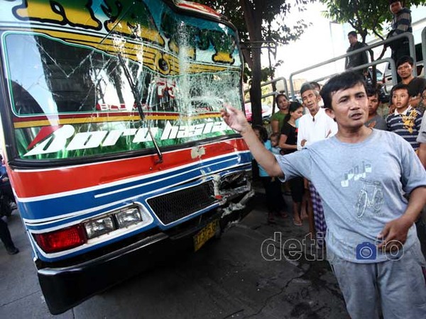 Kebut-kebutan, Dua Metro Mini Kecelakaan