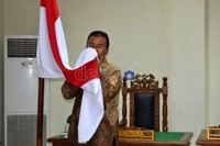 Untung Wiyono mencium bendera Merah Putih setelah dinyatakan bebas oleh Majelis Hakim. Unsur melawan hukum tidak terbukti, kata majelis hakim Lilik Nurani dalam persidangan. Angling Adhitya Purbaya/detikcom.