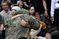 Kerabat mantan bupati sragen saling berpelukan sesaat setelah majelis hakim menyatakan vonis bebas kepada Untung Wiyono. Angling Adhitya Purbaya/detikcom.