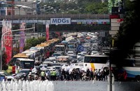 Kendaraan menumpuk di Bundaran HI Jakarta.