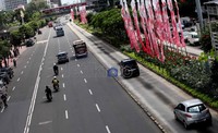Menghindari macet, sejumlah pengendara memilih jalur TransJ.
