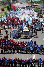 Akhirnya Ribuan Buruh Turun ke Jalan Tolak BBM Naik