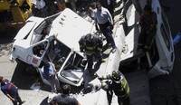 Diguncang gempa, sebuah jembatan di Kota Meksiko hancur dan menimpa mobil. Reuters/Violeta Schmidt.