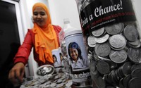 Relawan menghitung koin logam yang disetor oleh warga di Coinachance Senayan, Jakarta, Rabu (21/3).