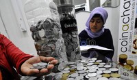 Warga pun sangat antusias dengan menyumbangkan koin-koin milik mereka.
