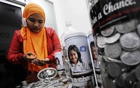 Rupiah demi rupiah dihitung untuk kemudian dihimpun. Selajutnya uang ini akan diberikan kepada anak-anak yang kurang mampu.