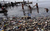 Kondisi ini memaksa anak-anak bermain di pantai yang penuh sampah.