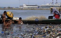 Meski penuh sampah, anak-anak ini seakan tidak peduli.