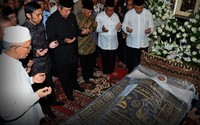 Ditemani Ibas, SBY melayat almarhumah Roosniah Bakrie. Cahyo/Setpres.