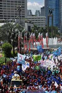 Aksi ini sendiri diiikuti oleh beberapa serikat buruh yang berada di Indonesia. Mereka menolak kebijakan pemerintah untuk menaikkan harga BBM di tengah penghasilan mereka yang pas-pasan.