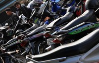 Kenaikan harga BBM ini mambuat resah para tukang ojek di yang berpangkal di Jalan Hambali, Kelapa Dua, Depok, Rabu (21/3). Dengan kenaikan harga BBM ini, pendapatan mereka akan semakin kecil dari sebelumnya.