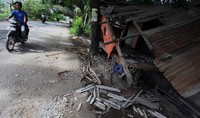 Sebelumnya keributan terjadi pada Selasa (20/3) malam. Satu motor dan satu mobil dibakar massa.